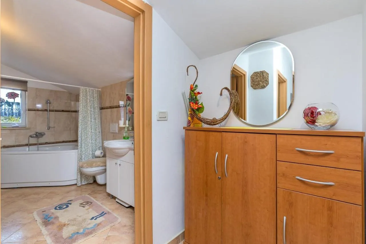 Apartment Teri Nova Vas  克罗地亚